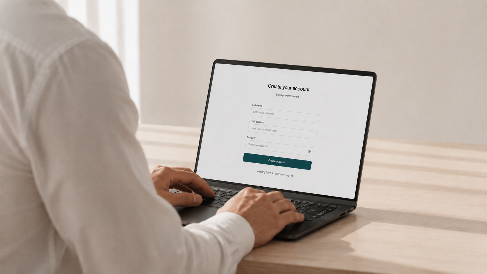 Professional completant el formulari d'inscripció